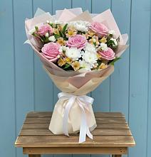 Букет цветов из:  Гвоздики, Орхидеи и Розы в Мещовске