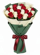 Букет Микс из красных и белых роз в Мещовске