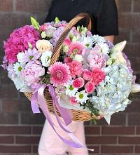 Цветочная композиция из Розы, Хризантемы, Пионы и Лизиантусы в корзине в Мещовске