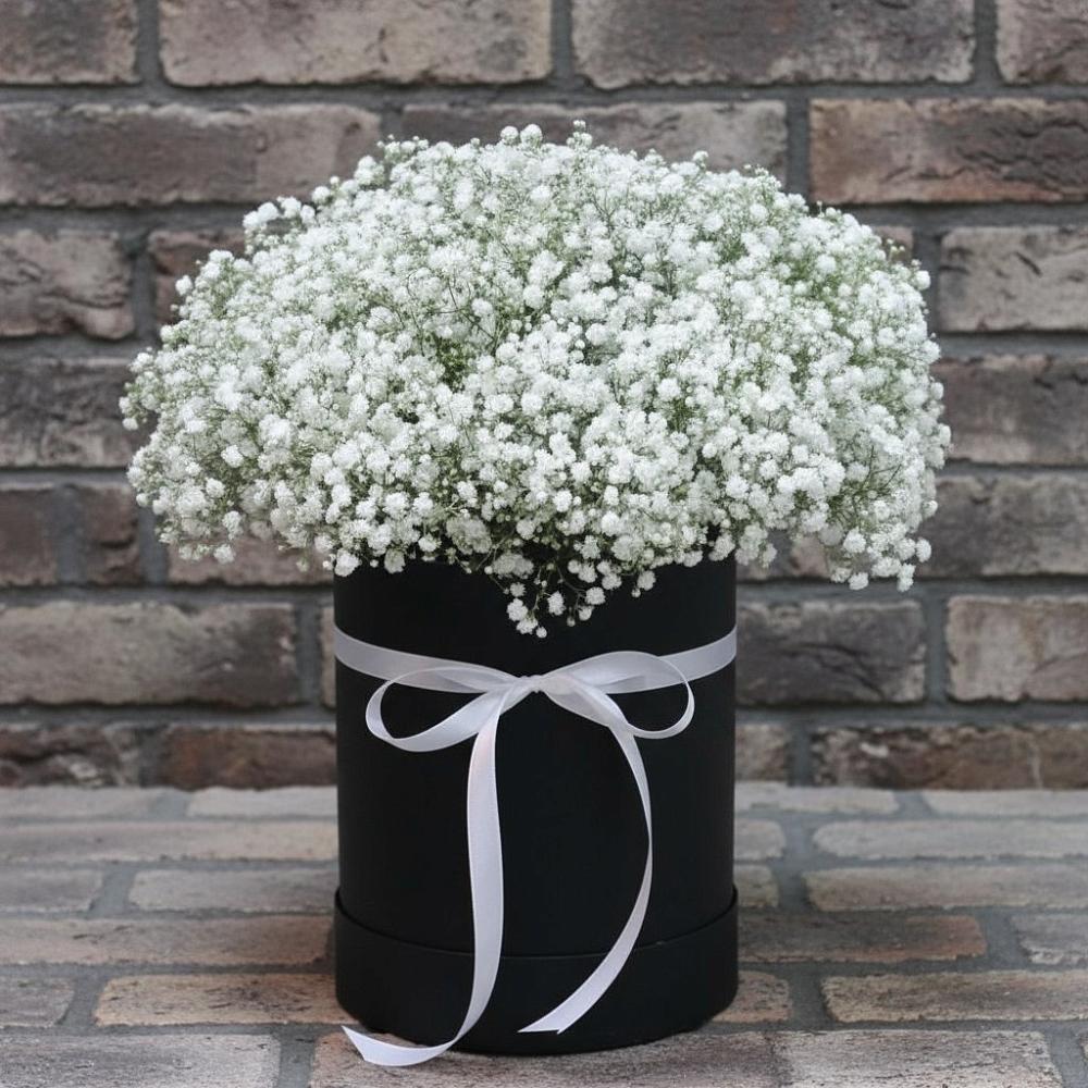 Цветочная композиция из Гипсофила в шляпной коробке в Мещовске