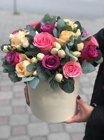 Цветочная композиция из Розы в шляпной коробке в Мещовске