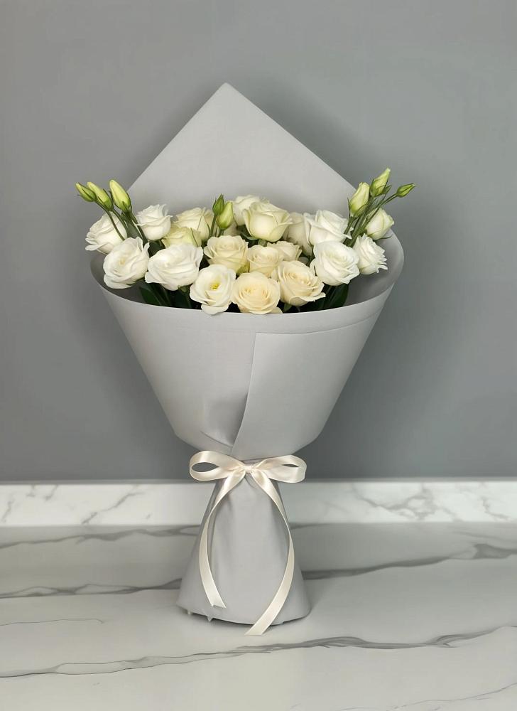 Букет цветов из: Розы и Лизиантусы в Мещовске