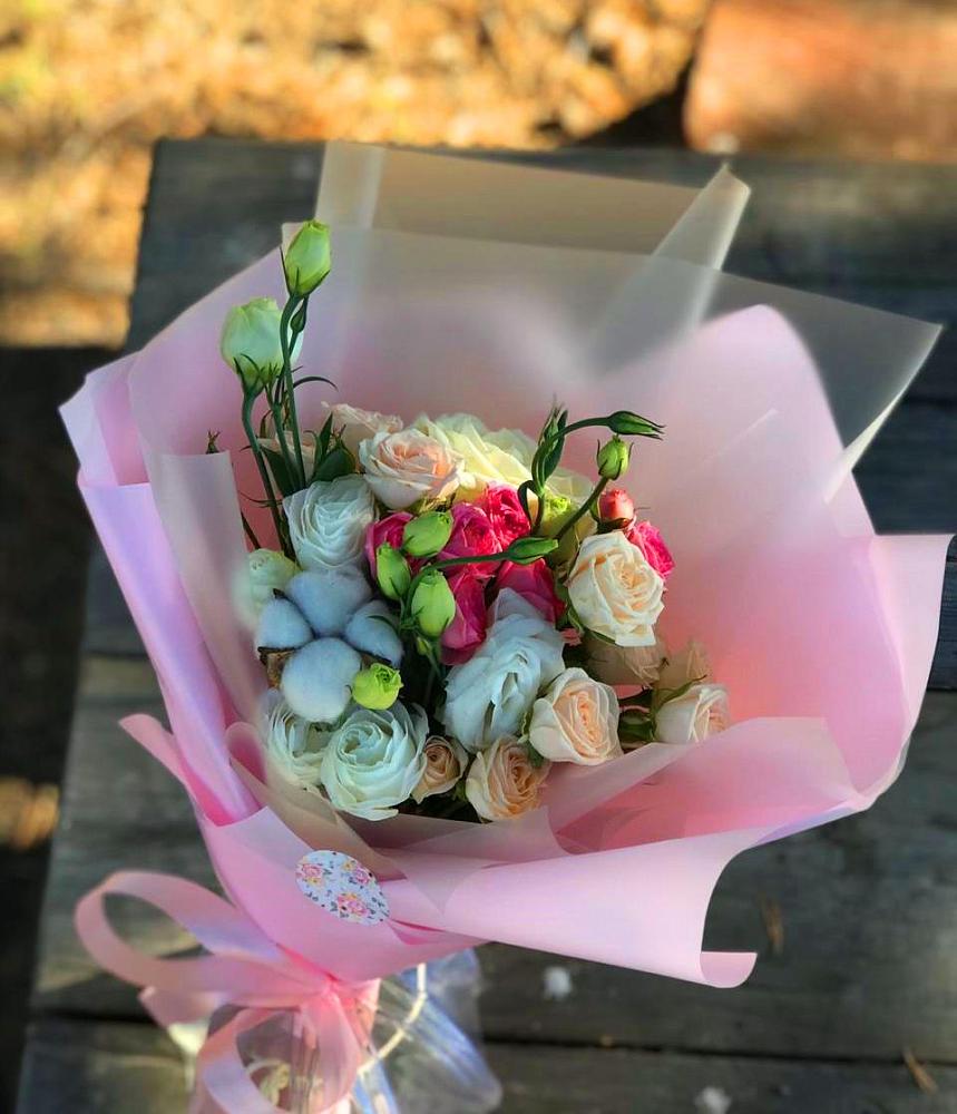 Букет цветов из: Розы и Лизиантусы в Мещовске