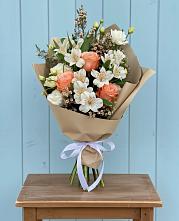 Букет цветов из:  Альстромерии, Лизиантусы, Розы и Хризантемы в Мещовске