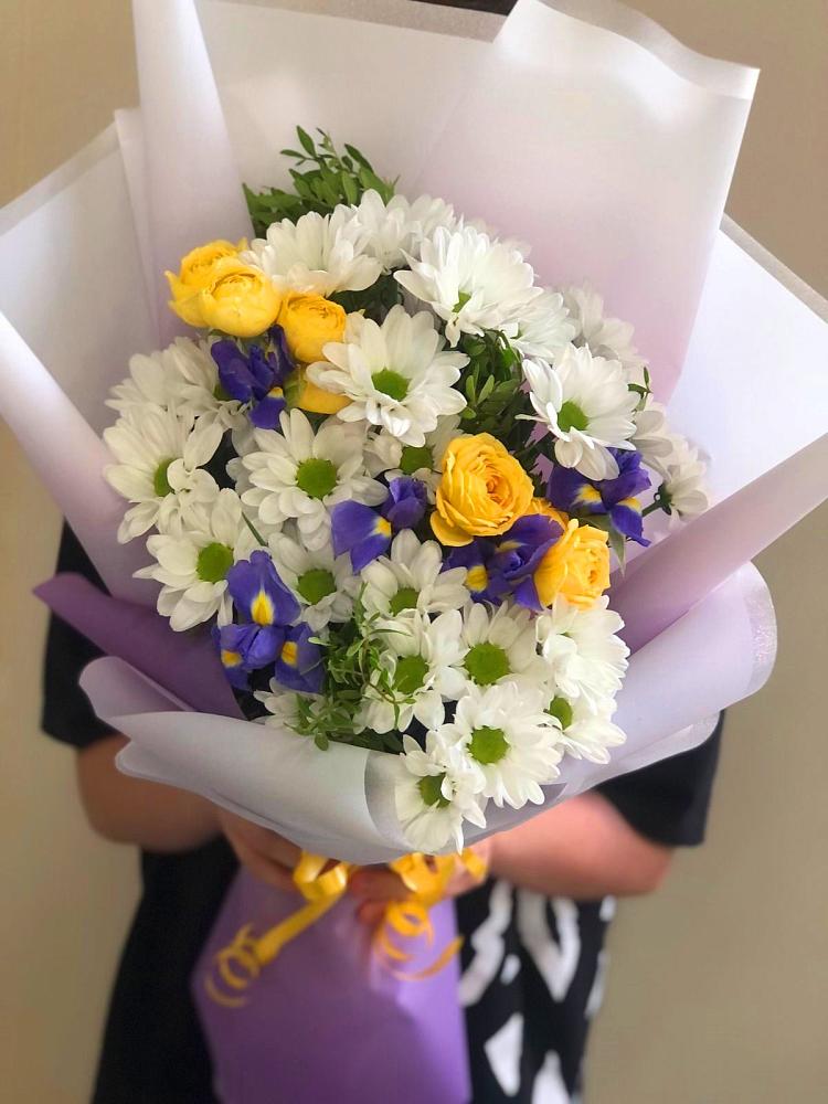 Букет цветов из: Ирисы, Хризантемы и Розы в Мещовске