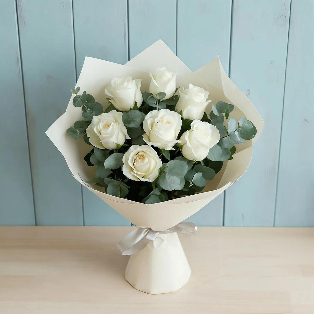 Букет Белые розы в Эвкалипте в Мещовске