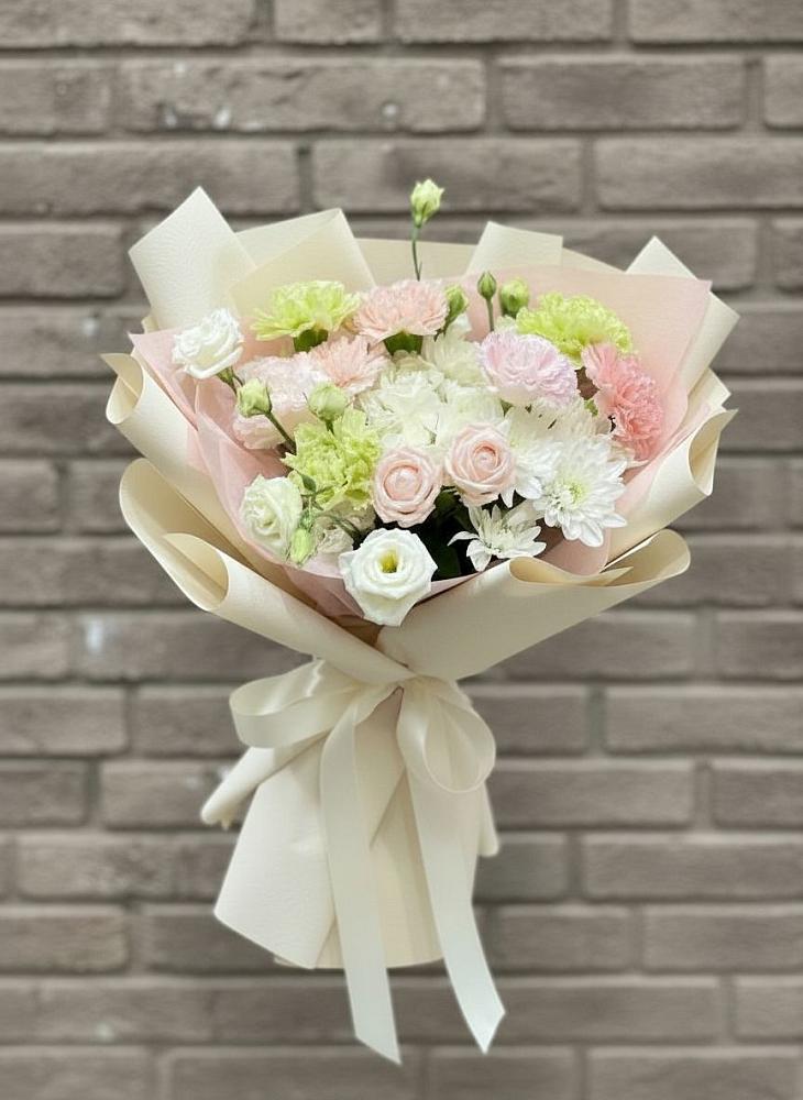 Букет цветов из: Гвоздики, Розы, Лизиантусы и Хризантемы в Мещовске