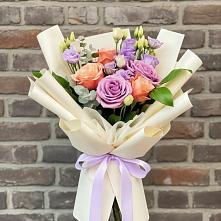 Букет цветов из:  Лизиантусы и Розы в Мещовске