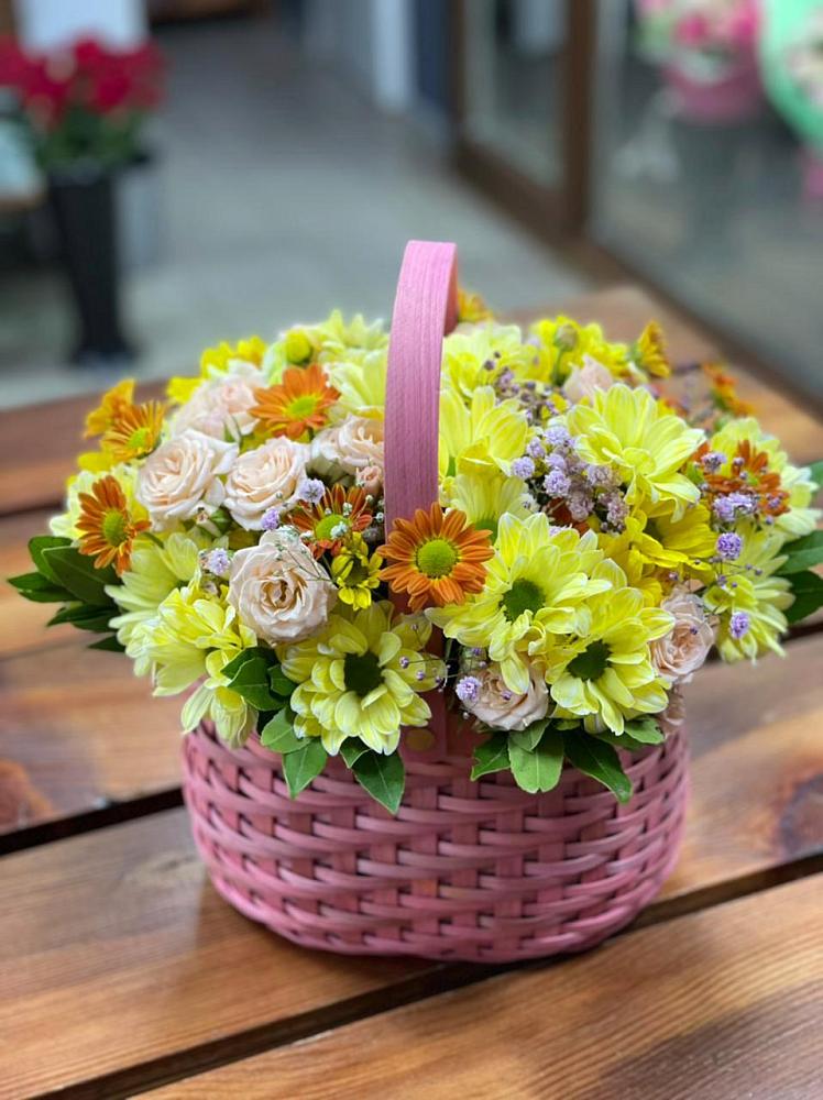 Цветочная композиция из Хризантемы и Розы в корзине в Мещовске