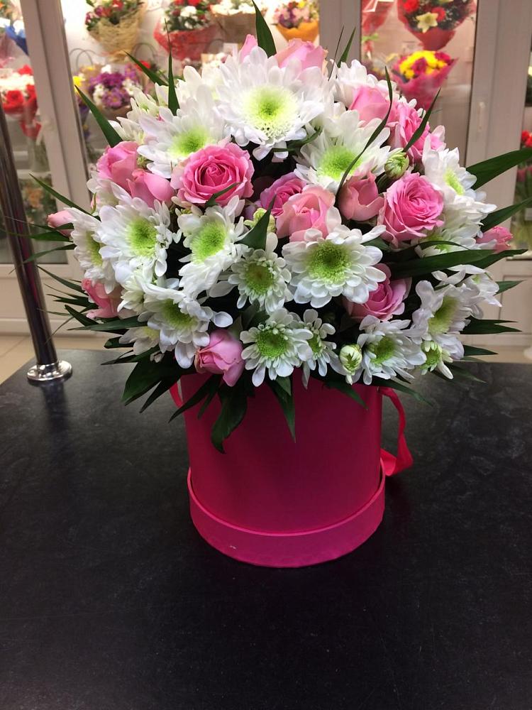 Цветочная композиция из Розы и Хризантемы в шляпной коробке в Мещовске