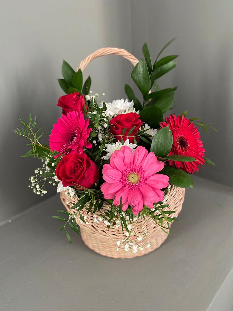 Цветочная композиция из Розы, Хризантемы и Герберы в корзине в Мещовске