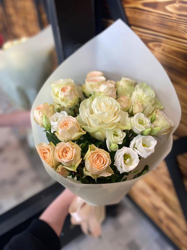 Букет цветов из: Розы и Лизиантусы в Мещовске